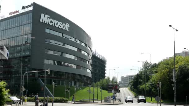 Microsoft Hauptquartier - Straße mit Autos und Menschen - Natur (Bäume und Gras)) — Stockvideo