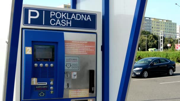 Máquina en multas de estacionamiento - coches con edificio y arbustos en el fondo — Vídeos de Stock