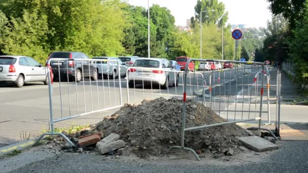 Baustelle auf Gehweg - Stadtstraße mit vorbeifahrenden Autos und Parkplatz — Stockvideo