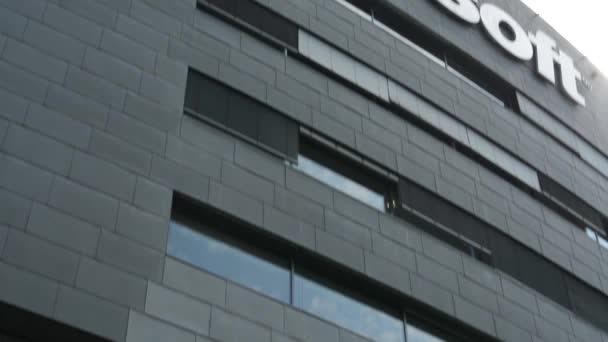 Microsoft Hauptquartier - Detail des Gebäudes: Schild — Stockvideo