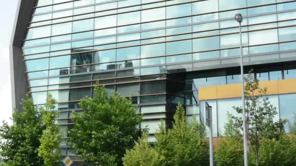 CEZ högkvarter (el och gas) - modern byggnad - träd med blå himmel — Stockvideo