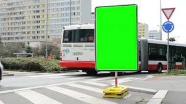 trafik işaretleri - yeşil ekran - geçen otobüs ve otomobil - konut artalan ağaçlarda