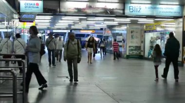 banliyö insanları - timelapse - insanlar metroya yürürken
