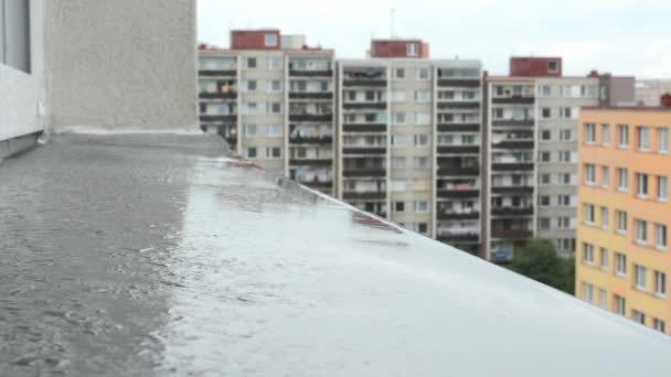 Kapky vody spadají na okno parapetu - sídliště (byty) v pozadí - zamračená obloha (déšť) — Stock video
