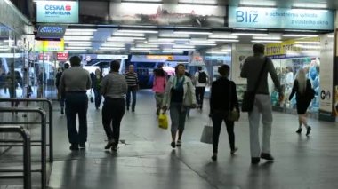 banliyö insan - insan metroya yürüme