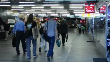 banliyö insanları - timelapse - insanlar metroya yürürken