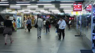 banliyö insan - insan metroya yürüme
