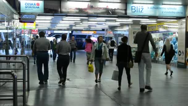 Podmiejskich ludzi - ludzi chodzących w metrze — Wideo stockowe