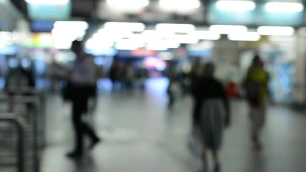 Commuter mensen - mensen in de metro - wazig schot — Stockvideo