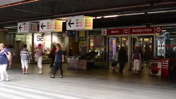 Entrance to the subway (metro) -commuter people- timelapse - people entering and leaving subway (metro) - wtih fruit stands — Stock Video