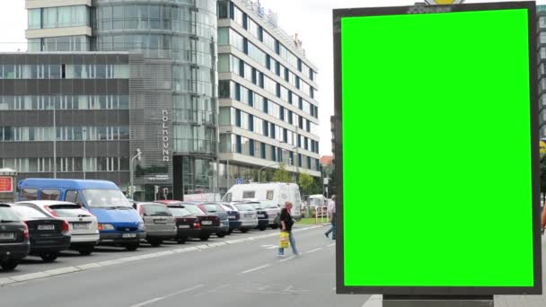Strada urbana cartellone - schermo verde - con passaggio auto ed edifici — Stockvideo