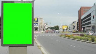 -yeşil ekran - road yakınındaki bina, arabalar ve insanlar şehir billboard