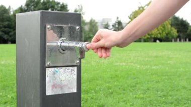 kamu mevcut içme suyu - park arka plan ve insanlar