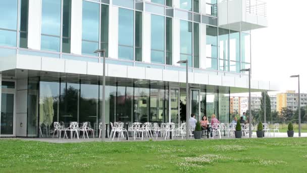 Restaurante con gente - exterior - frente al edificio moderno — Vídeos de Stock