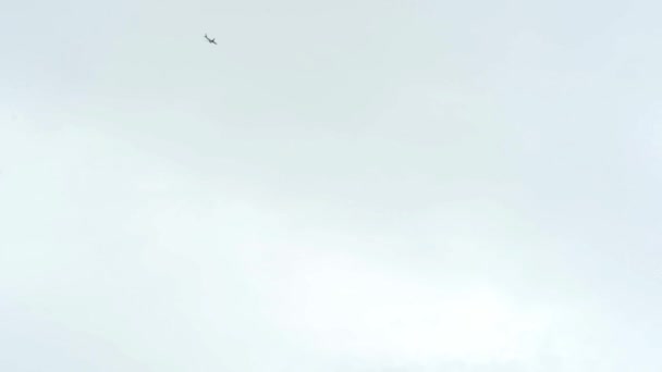 Flugzeug fliegt in den Himmel - aus großer Entfernung - Tress — Stockvideo