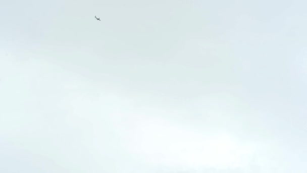 Avion volant dans le ciel - à grande distance - tress 