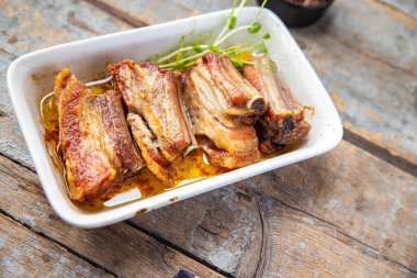 Domuz pirzolası ya da sığır eti ızgara B-B-Q yağlı yemek baharatları baharatlı terbiye taze porsiyon yemek için hazır yemek fotokopisi arka plan kırsalında. en üstteki görünüm