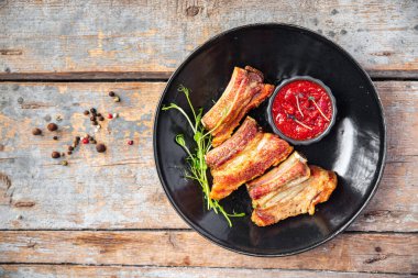 Domuz pirzolası ya da sığır eti ızgara B-B-Q yağlı yemek baharatları baharatlı terbiye taze porsiyon yemek için hazır yemek fotokopisi arka plan kırsalında. en üstteki görünüm