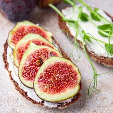 İncirli sandviç kahvaltı sağlıklı diyet atıştırmalıklar masanın üzerinde fotokopi uzayı arka plan kırsalında. Vejetaryen ya da vejetaryen yemekleri.