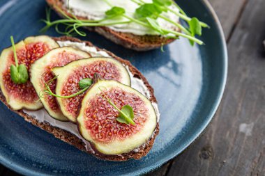 İncirli sandviç kahvaltı sağlıklı diyet atıştırmalıklar masanın üzerinde fotokopi uzayı arka plan kırsalında. Vejetaryen ya da vejetaryen yemekleri.