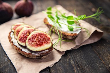 İncirli sandviç kahvaltı sağlıklı diyet atıştırmalıklar masanın üzerinde fotokopi uzayı arka plan kırsalında. Vejetaryen ya da vejetaryen yemekleri.