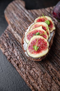 İncirli sandviç kahvaltı sağlıklı diyet atıştırmalıklar masanın üzerinde fotokopi uzayı arka plan kırsalında. Vejetaryen ya da vejetaryen yemekleri.