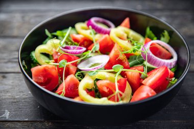 Sebze salatası taze domates, salatalık, biber, soğan, zeytinyağı sağlıklı vejetaryen atıştırmalığı fotokopi masasında yer alan uzay yiyecekleri arka plan rustik keto veya paleo diyet vejetaryeni