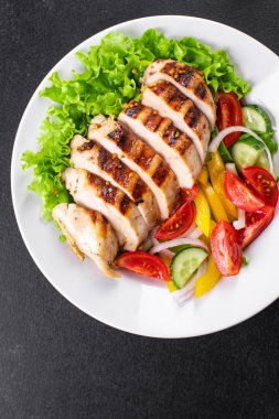 Salata, tavuk göğsü, kümes hayvanları, salatalık, soğan, biber, zeytin yağı, marul yaprağı taze porsiyonları fotokopi masasında atıştırmaya hazır.