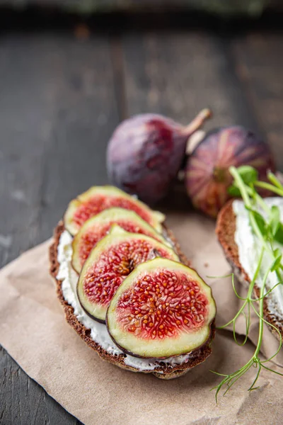 İncirli sandviç kahvaltı sağlıklı diyet atıştırmalıklar masanın üzerinde fotokopi uzayı arka plan kırsalında. Vejetaryen ya da vejetaryen yemekleri.