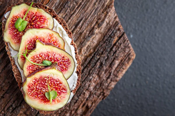 İncirli sandviç kahvaltı sağlıklı diyet atıştırmalıklar masanın üzerinde fotokopi uzayı arka plan kırsalında. Vejetaryen ya da vejetaryen yemekleri.