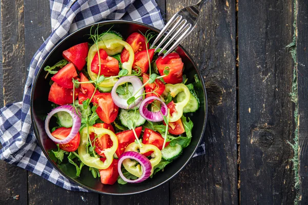 Salada Legumes Tomate Fresco Pepino Pimenta Cebola Azeite Refeição Vegetariana — Fotografia de Stock