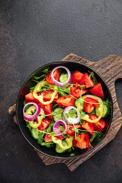 Λαχανικών Σαλάτα Φρέσκια Ντομάτα Αγγούρι Πιπέρι Κρεμμύδι Ελαιόλαδο Υγιεινό Γεύμα — Φωτογραφία Αρχείου