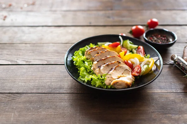 Salata, tavuk göğsü, kümes hayvanları, salatalık, soğan, biber, zeytin yağı, marul yaprağı taze porsiyonları fotokopi masasında atıştırmaya hazır.