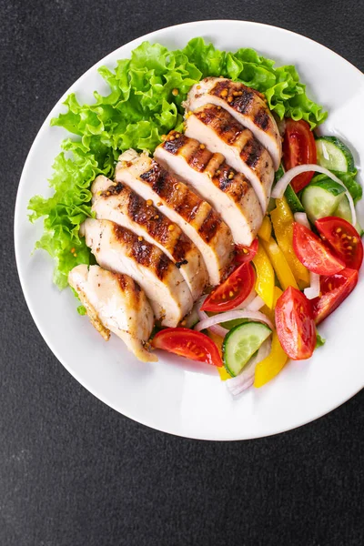 Salata, tavuk göğsü, kümes hayvanları, salatalık, soğan, biber, zeytin yağı, marul yaprağı taze porsiyonları fotokopi masasında atıştırmaya hazır.