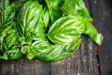 Fesleğen sulu yeşil taç yaprakları taze aromatik baharatlı taze yemek aperatifleri masa üzerinde fotokopi uzay yiyecek arka plan kırsal 