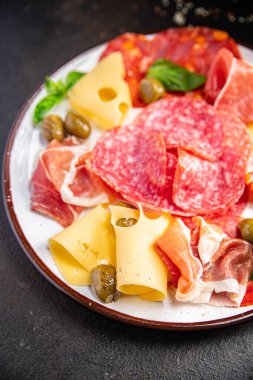 Atıştırmalık sosis, et, peynir, jambon, zeytin taze yemek aperatifi masanın üzerinde fotokopi. 