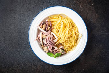 Spagetti, deniz mahsulü makarna midye, kalamar, ahtapot, karides taze porsiyon fotokopi makinesinin arka planında atıştırmaya hazır. Üst düzey vejetaryen yiyecekler pesseeter diyeti