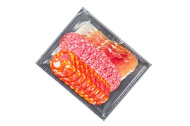 Sosis dilimleri dilimlenmiş salam, sucuk, jambon prosciutto taze yemek aperatifi masa fotokopisi uzay yiyecek arka plan kırsal 