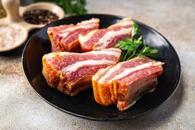 Pirzola, çiğ domuz, baharat, kırmızı biber, masa üzerinde taze yemek, fotokopi, arka plan, kırsal alan manzarası. 