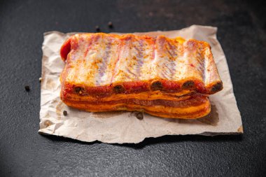 Pirzola, çiğ domuz, baharat, kırmızı biber, masa üzerinde taze yemek, fotokopi, arka plan, kırsal alan manzarası. 