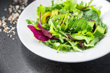 Taze salata avokado yaprağı karışımı marul, ıspanak, roka, pazı, marul menüsü fotokopi masasında. 