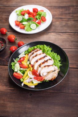 Masa menüsündeki farklı salata türleri sebzeler, et, salata... Atıştırmalık yemeye hazır taze porsiyon... üst görünüm keto veya paleo diyeti