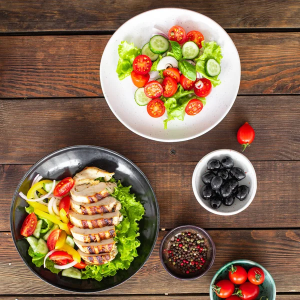 Különböző Típusú Saláták Asztali Menüben Zöldségek Hús Saláta Friss Adag — Stock Fotó