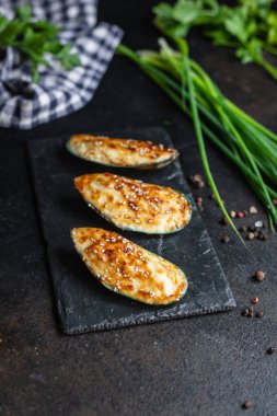 Masada midye, krem peynir sosu, deniz ürünleri, abur cubur, fotokopi, arka plan, kırsal alan manzarası. 