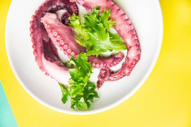 ahtapot yemeği salatası deniz ürünleri taze porsiyon hazır yemek için masa fotokopisi uzayı arka plan kırsalında. Üst görünüm keto veya paleo diyet vejetaryen gıdalar pesseeter diyet