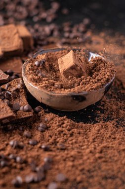 Kakao tozu çikolatalı trüf mantarı. Tatlı, tatlı. Masada atıştırmalık.