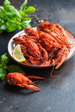 Kerevit kırmızı haşlanmış deniz ürünleri kabuklu deniz ürünleri masada atıştırmalık şeyler. 