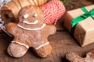 Zencefilli kurabiye, yeni yıl pastası tatlı tatlı zencefilli kurabiye, zencefilli ekmek, atıştırmalık şeyler, fotokopi masasında.