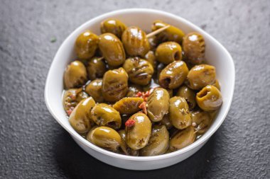 Zeytinli ızgara taze zeytinli ızgara tabakta atıştırmalık. 