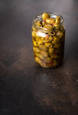 Zeytinli ızgara taze zeytinli ızgara tabakta atıştırmalık. 